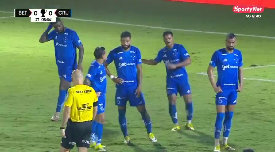 PG电子-人有三急！克鲁塞罗门将比赛时申请上厕所，导致比赛暂停近4分钟