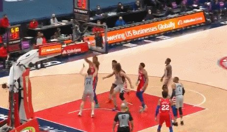 PG模拟器-左膝恐怖反关节!恩比德再遇伤病将接受核磁检查